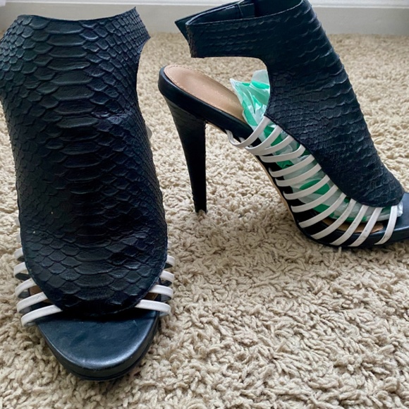 Calvin Klein Strappy Leather Slingback Heels Size 7 - Picture 3 of 5